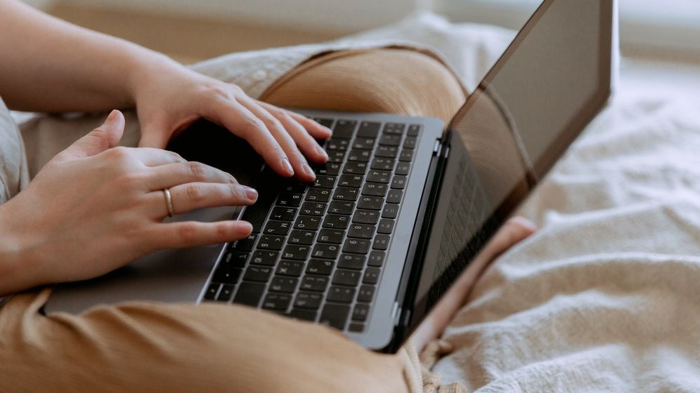 Românii s-au învățat să lucreze de acasă. „Explozie” de aplicări la joburi remote