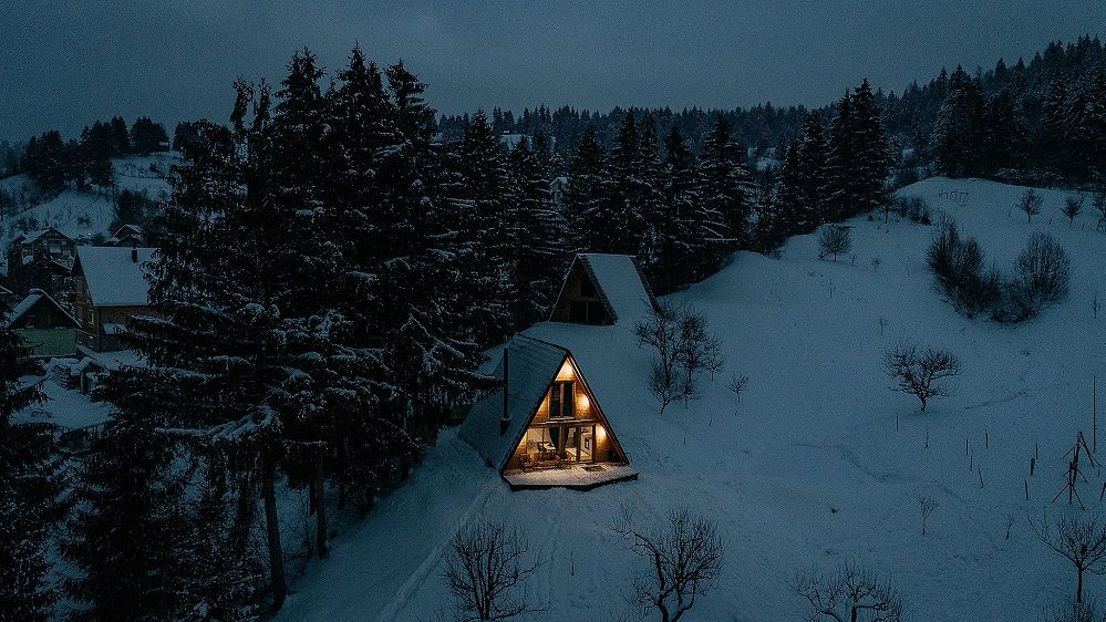 GALERIE FOTO: 5 cabane A-Frame din România unde te poți caza. Sunt la mare căutare printre cei care s-au săturat de hotelurile și pensiunile tradiționale