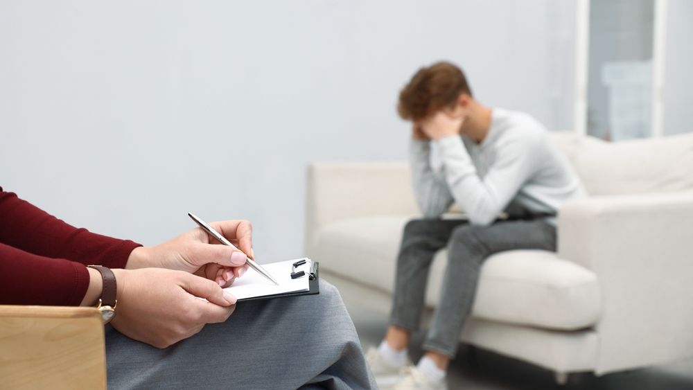 Proiect de lege: adolescenții nu vor mai trebui să ceară acordul părinților ca să meargă la psiholog. Ce propune USR