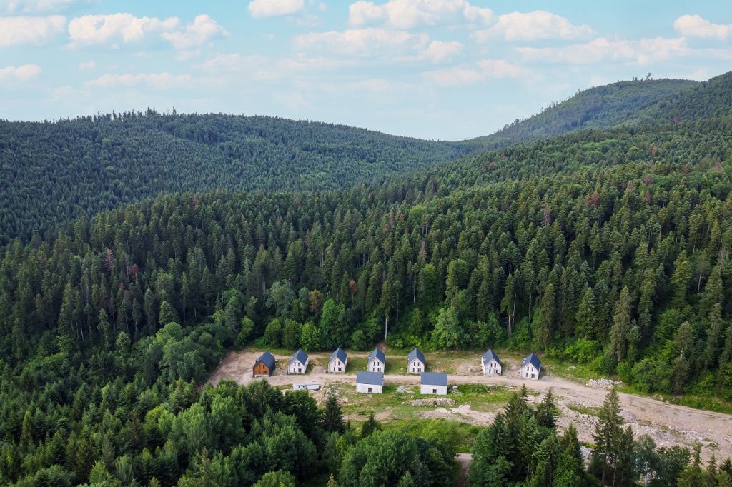 GALERIE FOTO | Proiect imobiliar de peste 12 mil. euro construit în mijlocul unei păduri seculare - Imagine 13