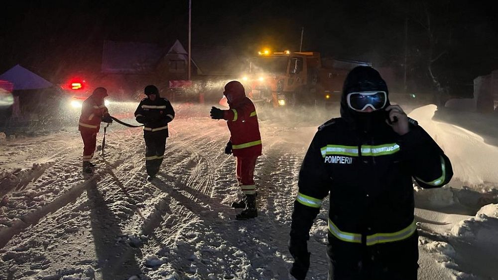 Vremea rea continuă să pună probleme în nord-estul țării. Iași, Botoșani, Neamț, sub viscol, sute de persoane au rămas înzăpezite