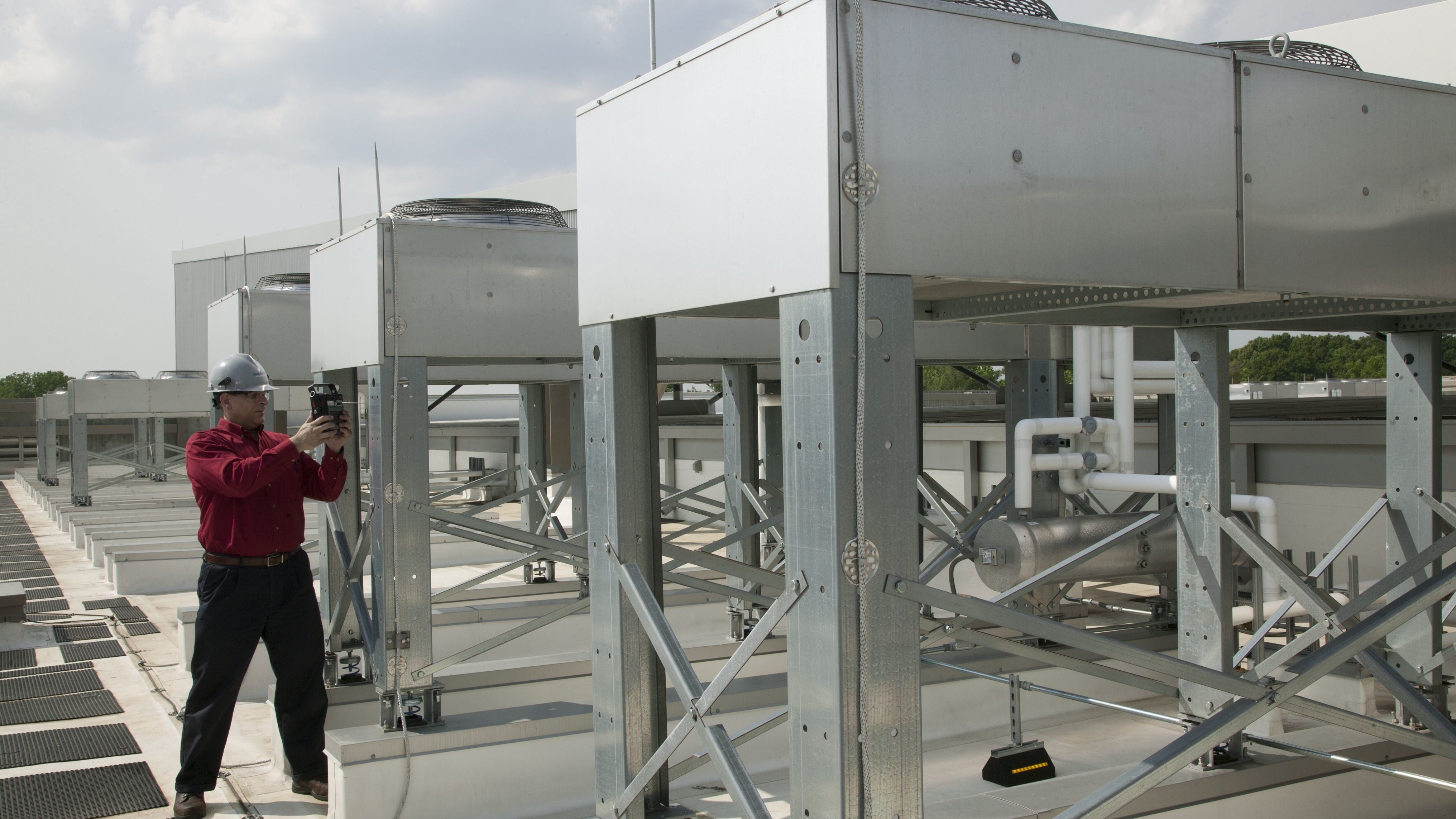 Centrele de date, în pericol din cauza caniculei. Specialiștii recomandă măsuri suplimentare