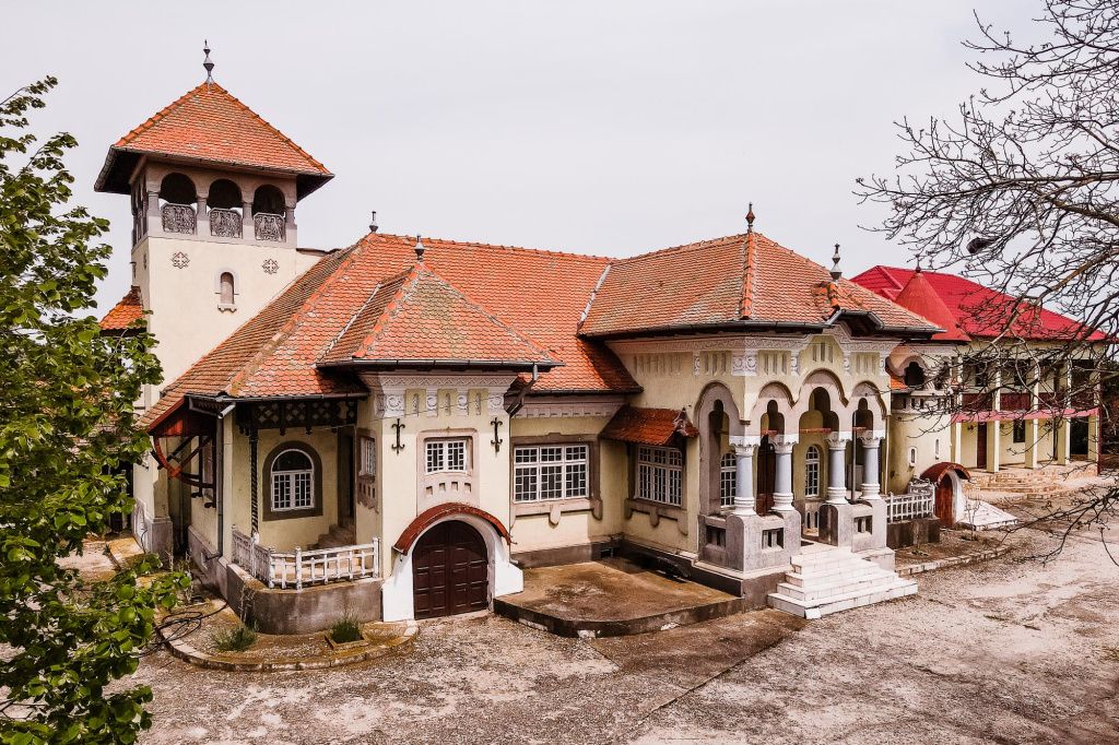 GALERIE FOTO | Unul dintre cele mai frumoase conace din România, scos la vânzare pentru 2 milioane - Imagine 1