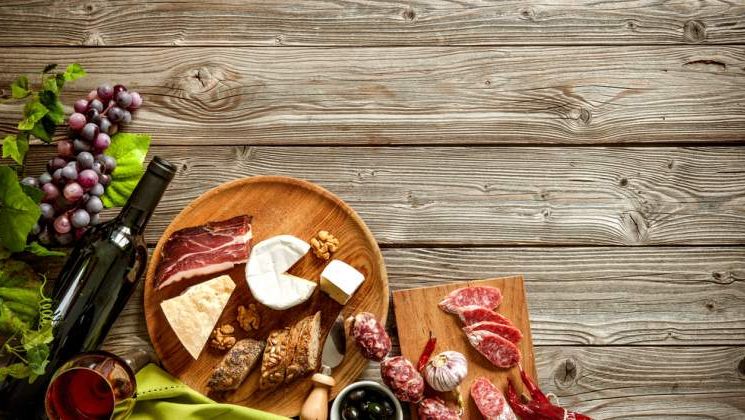 Scumpiri de până la 8-10% estimate la pâine, lactate şi mezeluri până la finalul anului