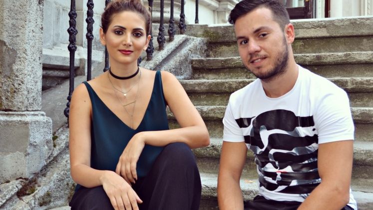 Au inceput o afacere cu 1.000 de euro. Cine sunt tinerii care vand sute de perechi de pantofi si genti handmade