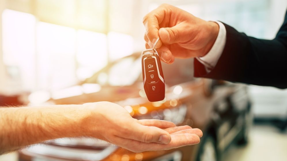 RCA: masina de schimb pentru soferii pagubiti, o noua "vaca de muls" pentru service-urile auto? Printr-un business paralel cu cel de reparatii, acestea factureaza si servicii de rent-a-car