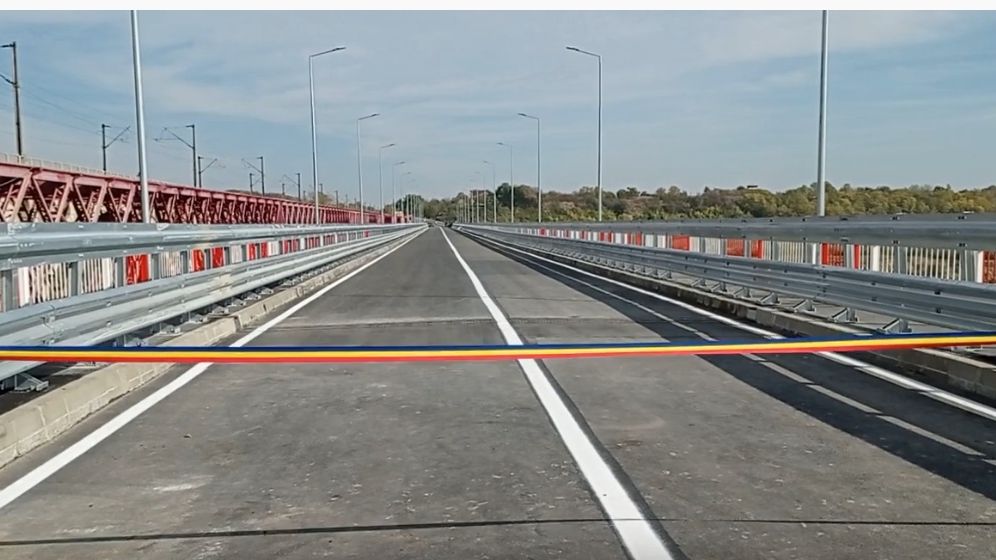 Exces de zel românesc: podul inaugurat la ambele capete
