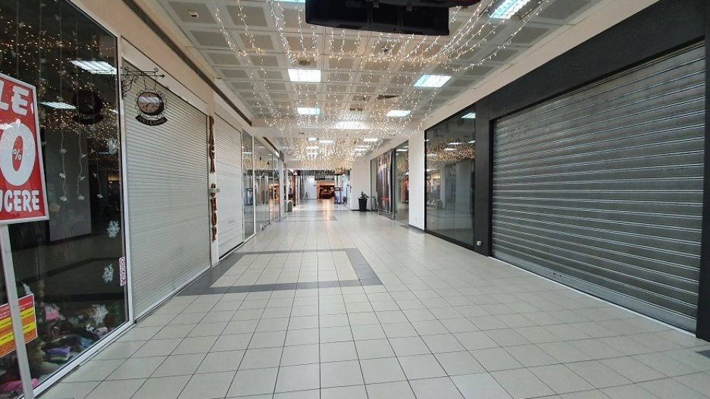 Pandemia a afectat de două ori mai mult mall-urile decât parcurile de retail