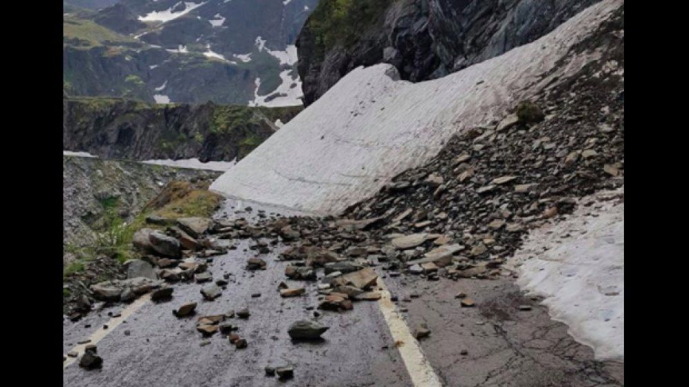 O alunecare de teren a blocat DN 7C - Transfagarasan