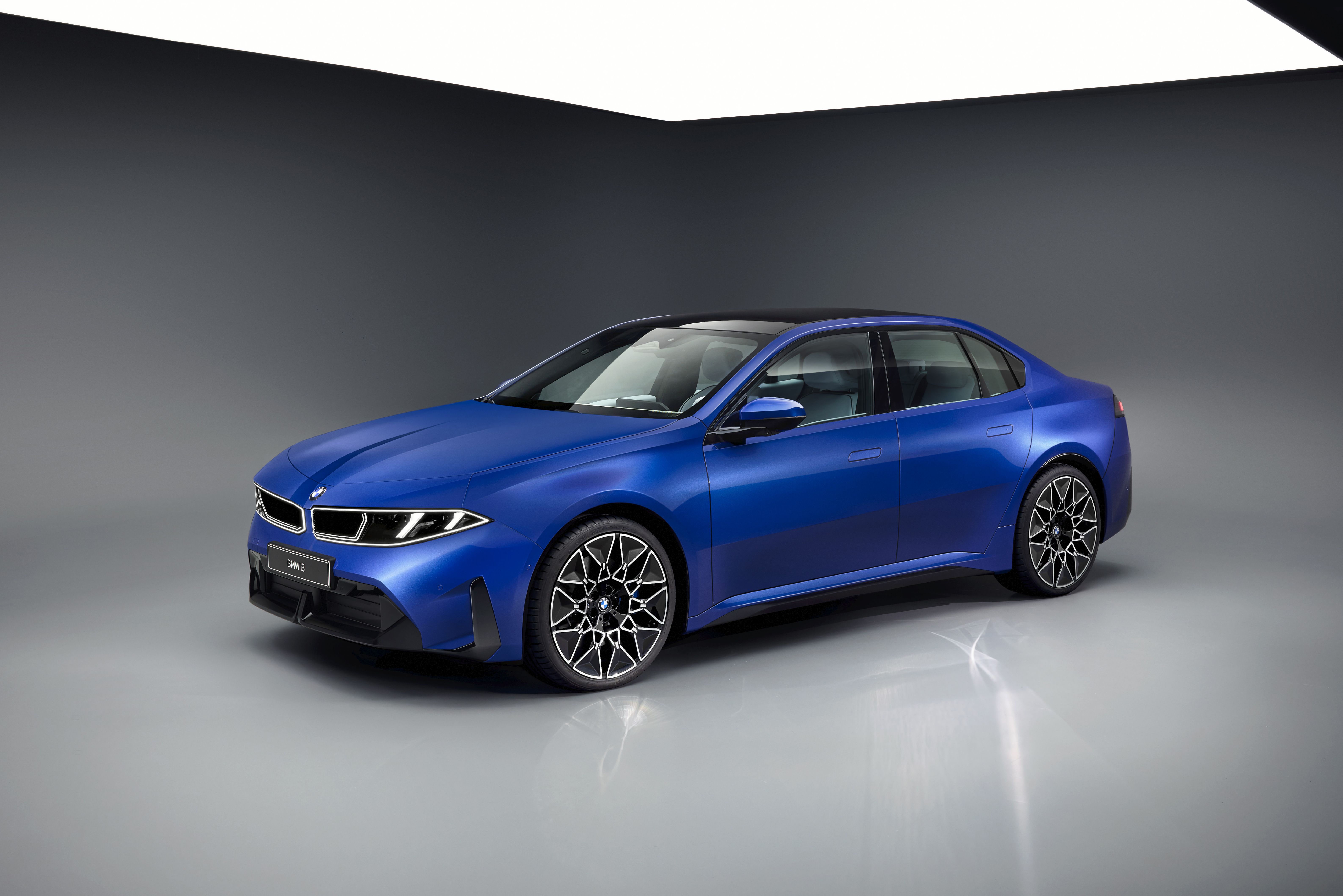 FOTO | BMW aduce rețeta „Neue Klasse” în lumea berlinelor. Ce autonomie și ce performanțe are noul i3 - Poza 2