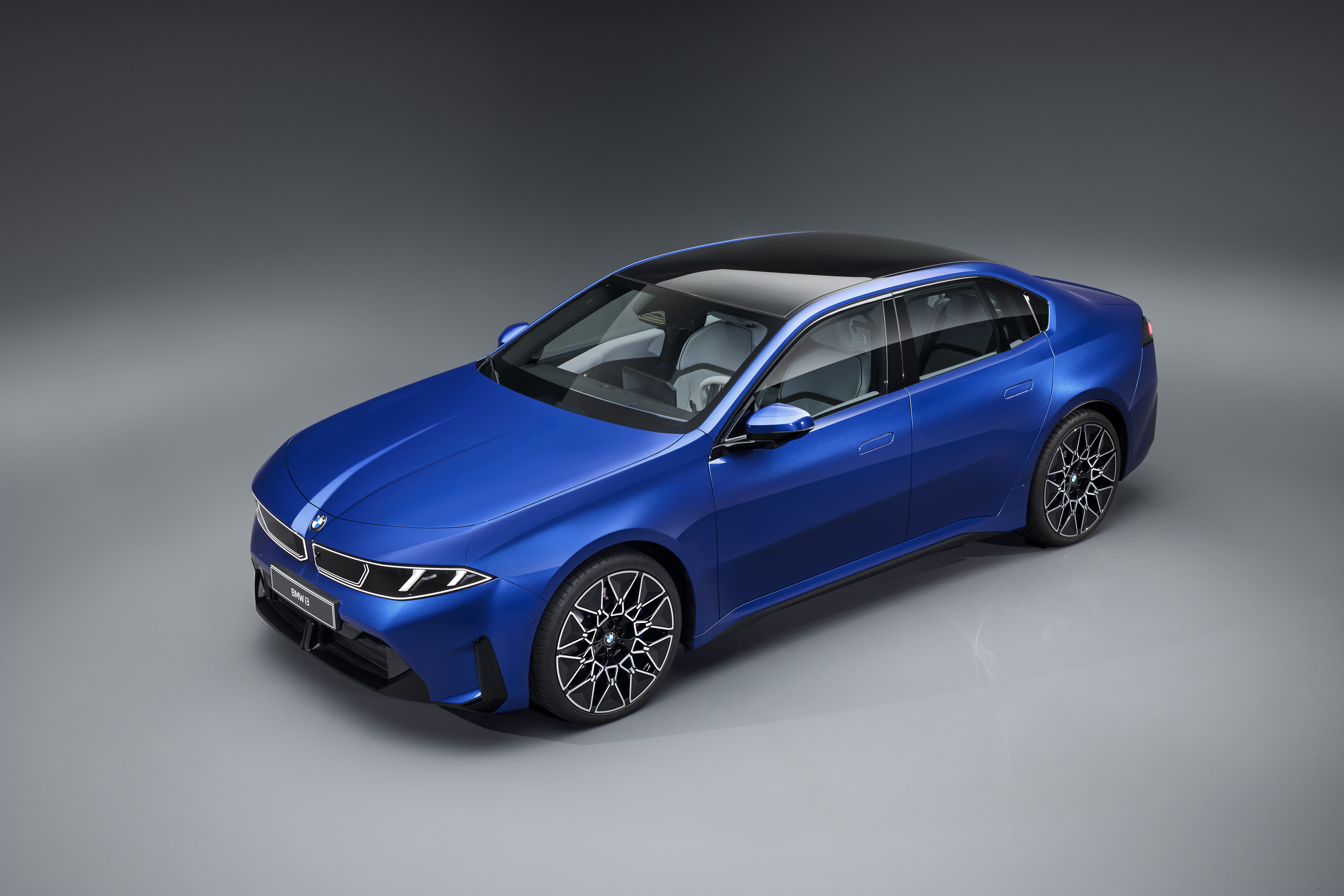 FOTO | BMW aduce rețeta „Neue Klasse” în lumea berlinelor. Ce autonomie și ce performanțe are noul i3 - Poza 1