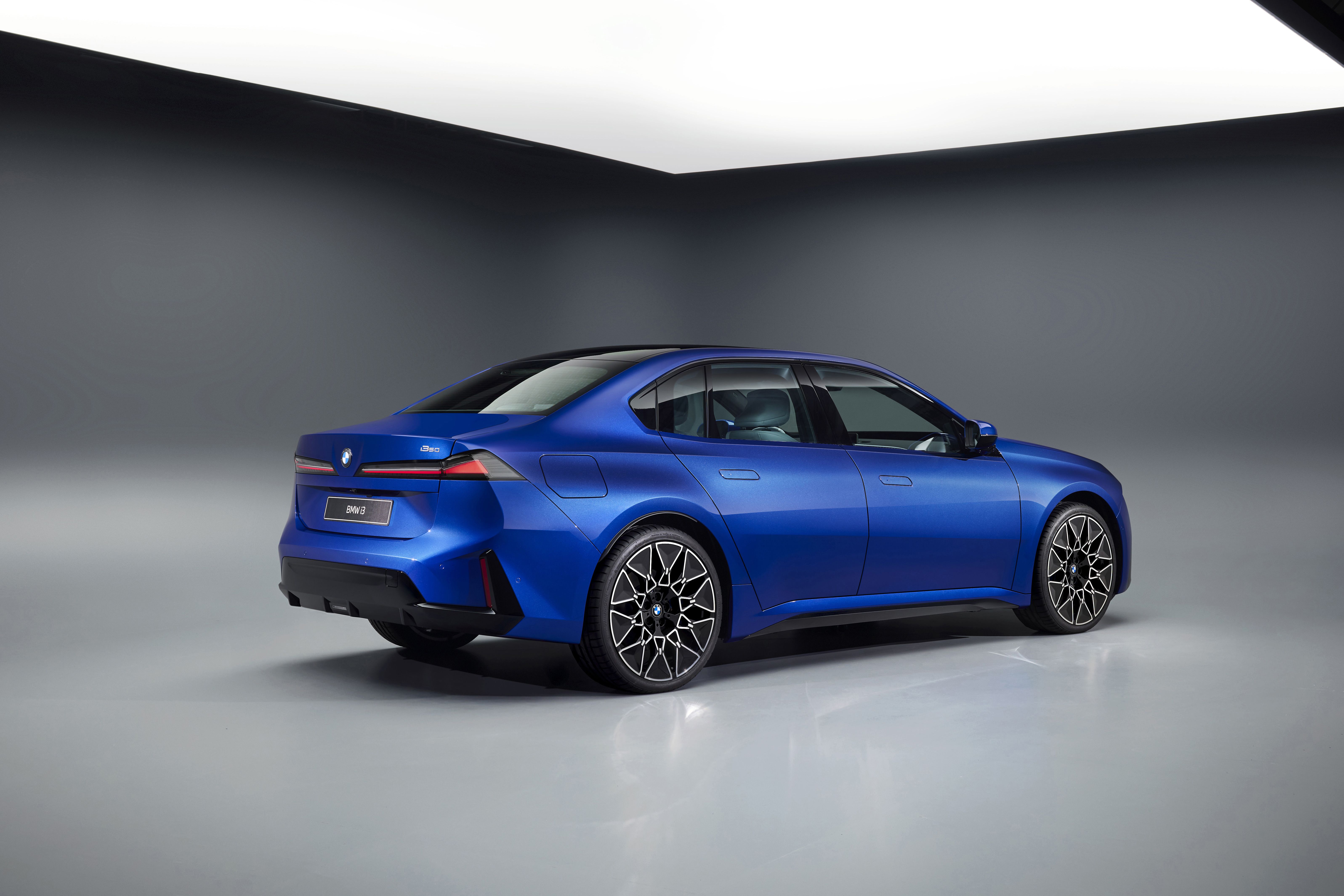 FOTO | BMW aduce rețeta „Neue Klasse” în lumea berlinelor. Ce autonomie și ce performanțe are noul i3 - Poza 5