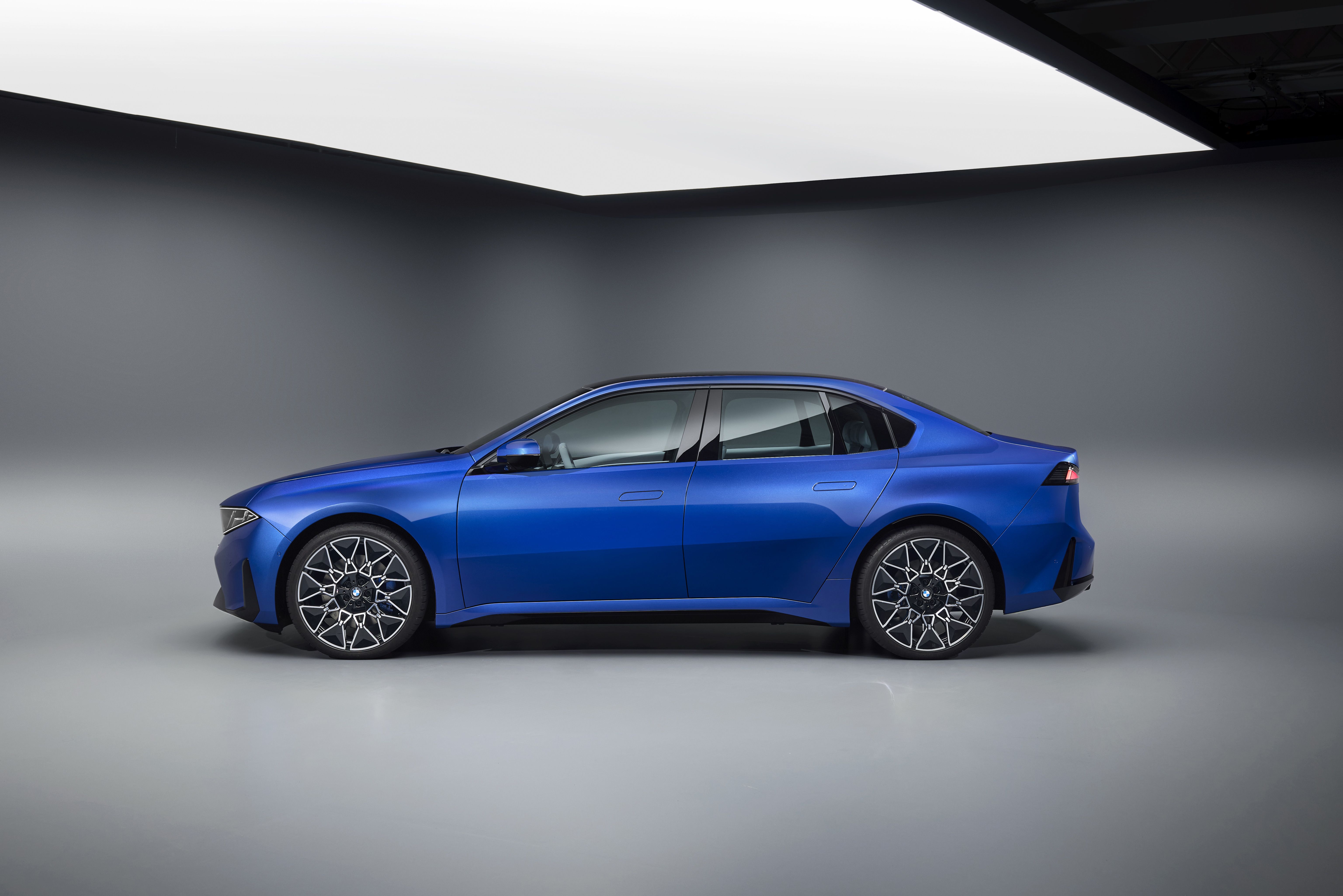 FOTO | BMW aduce rețeta „Neue Klasse” în lumea berlinelor. Ce autonomie și ce performanțe are noul i3 - Poza 3