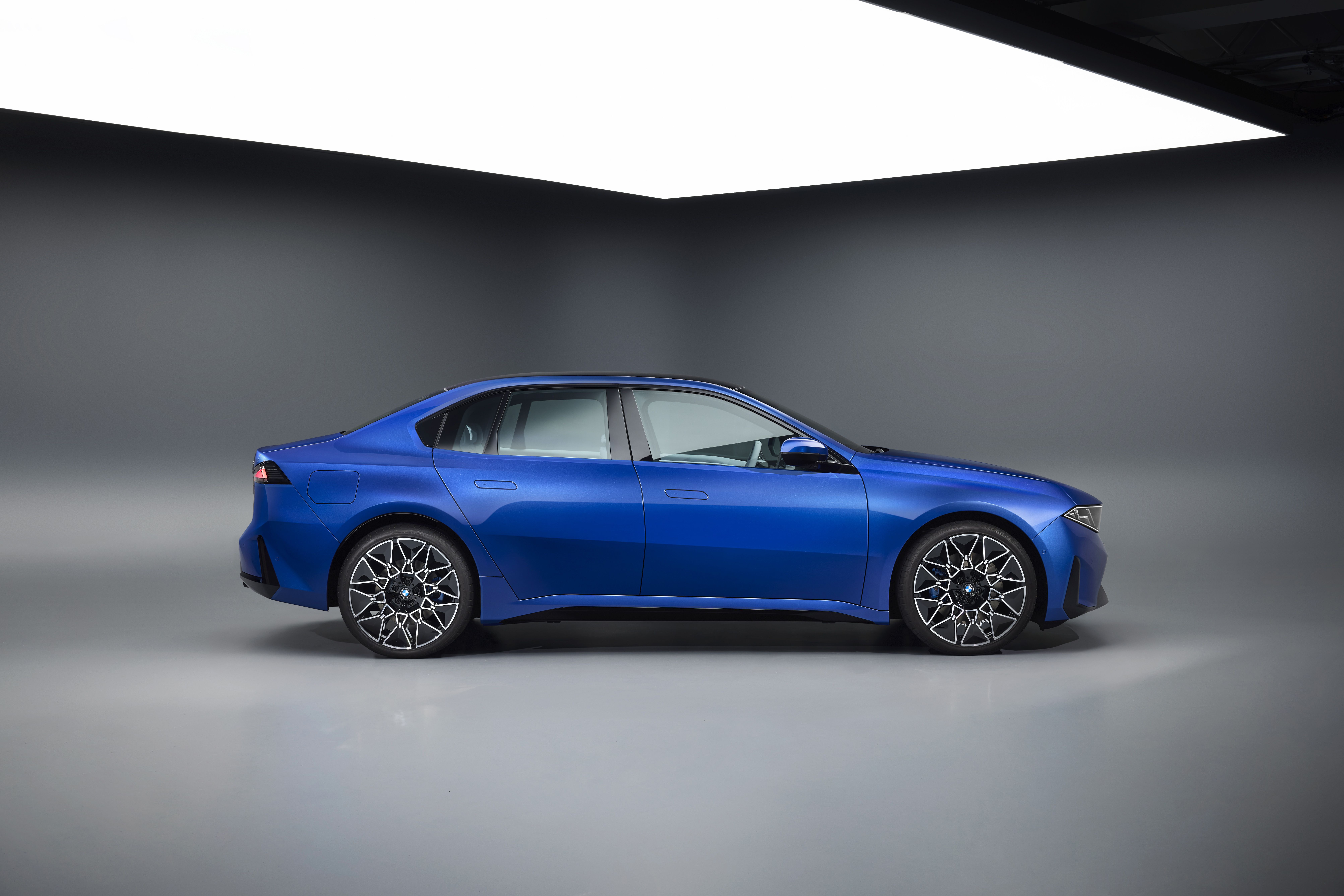 FOTO | BMW aduce rețeta „Neue Klasse” în lumea berlinelor. Ce autonomie și ce performanțe are noul i3 - Poza 4