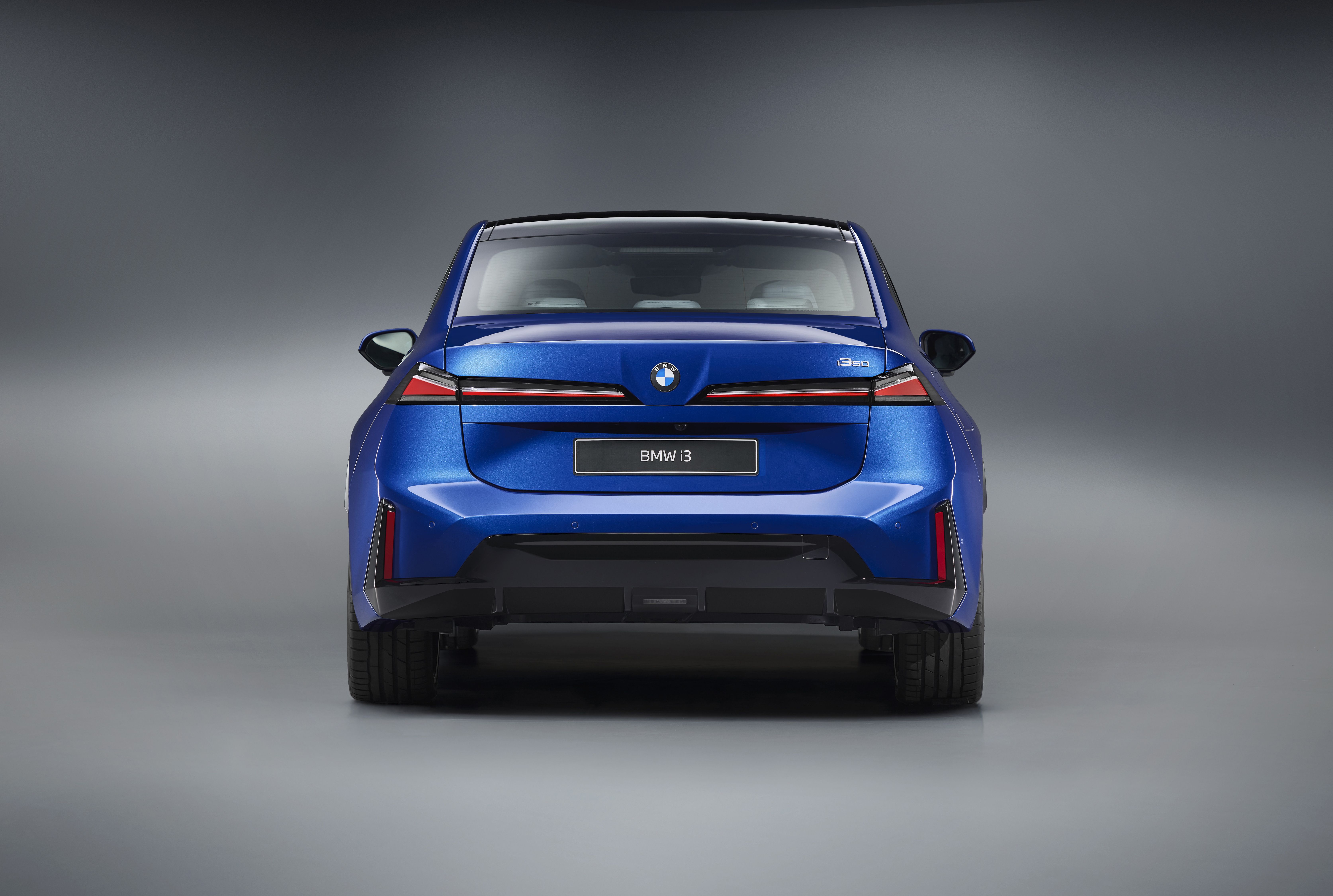 FOTO | BMW aduce rețeta „Neue Klasse” în lumea berlinelor. Ce autonomie și ce performanțe are noul i3 - Poza 6