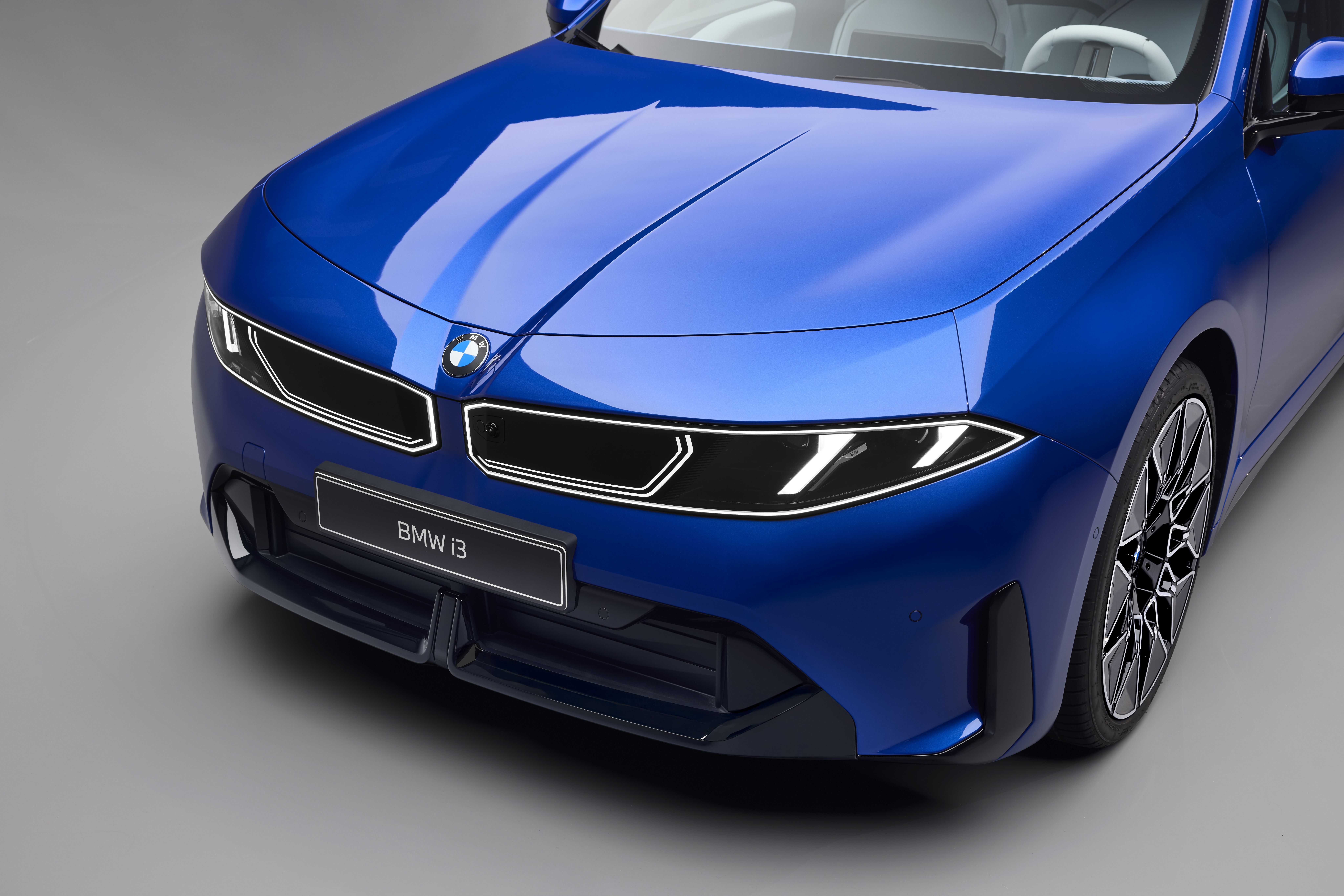 FOTO | BMW aduce rețeta „Neue Klasse” în lumea berlinelor. Ce autonomie și ce performanțe are noul i3 - Poza 8