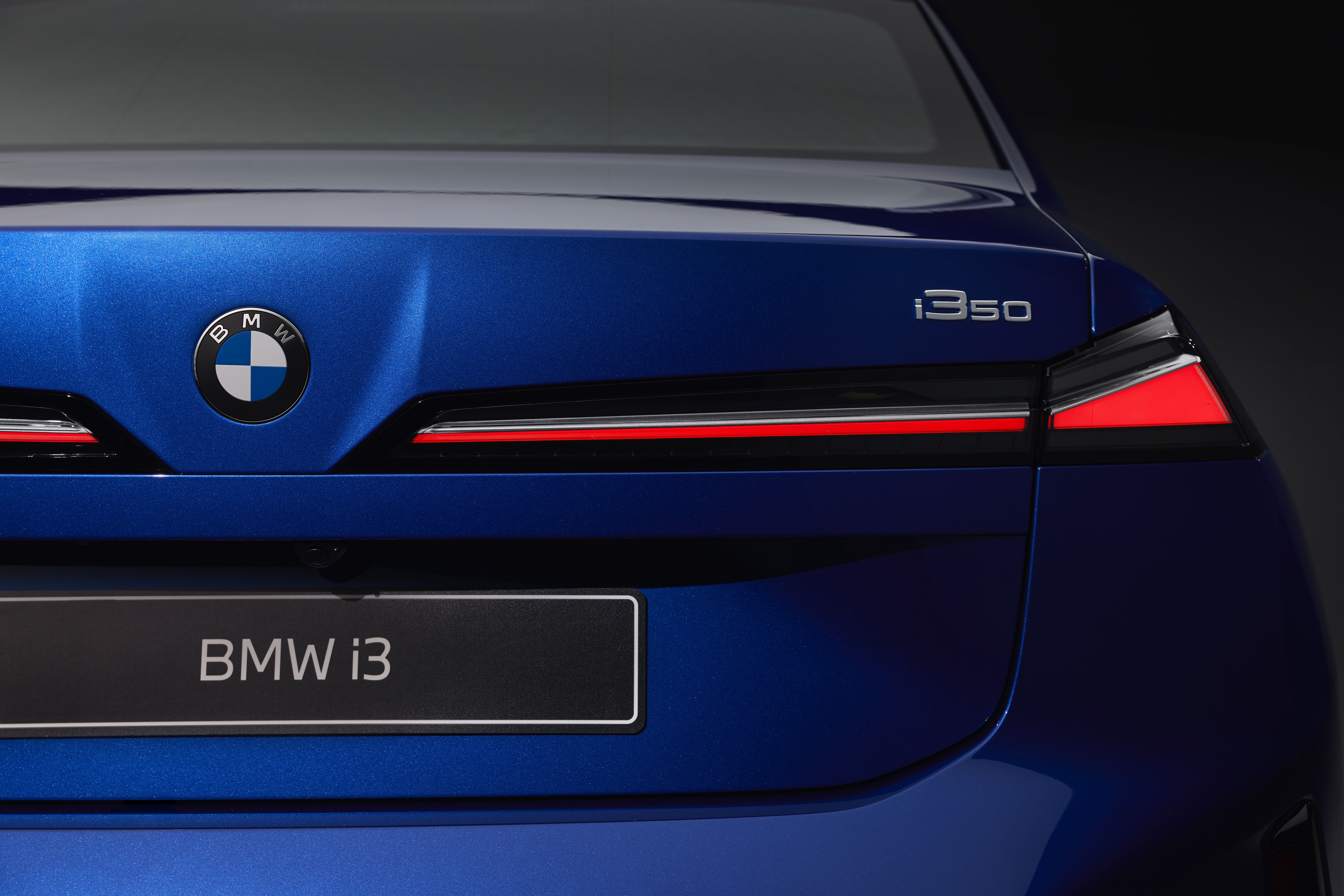 FOTO | BMW aduce rețeta „Neue Klasse” în lumea berlinelor. Ce autonomie și ce performanțe are noul i3 - Poza 11