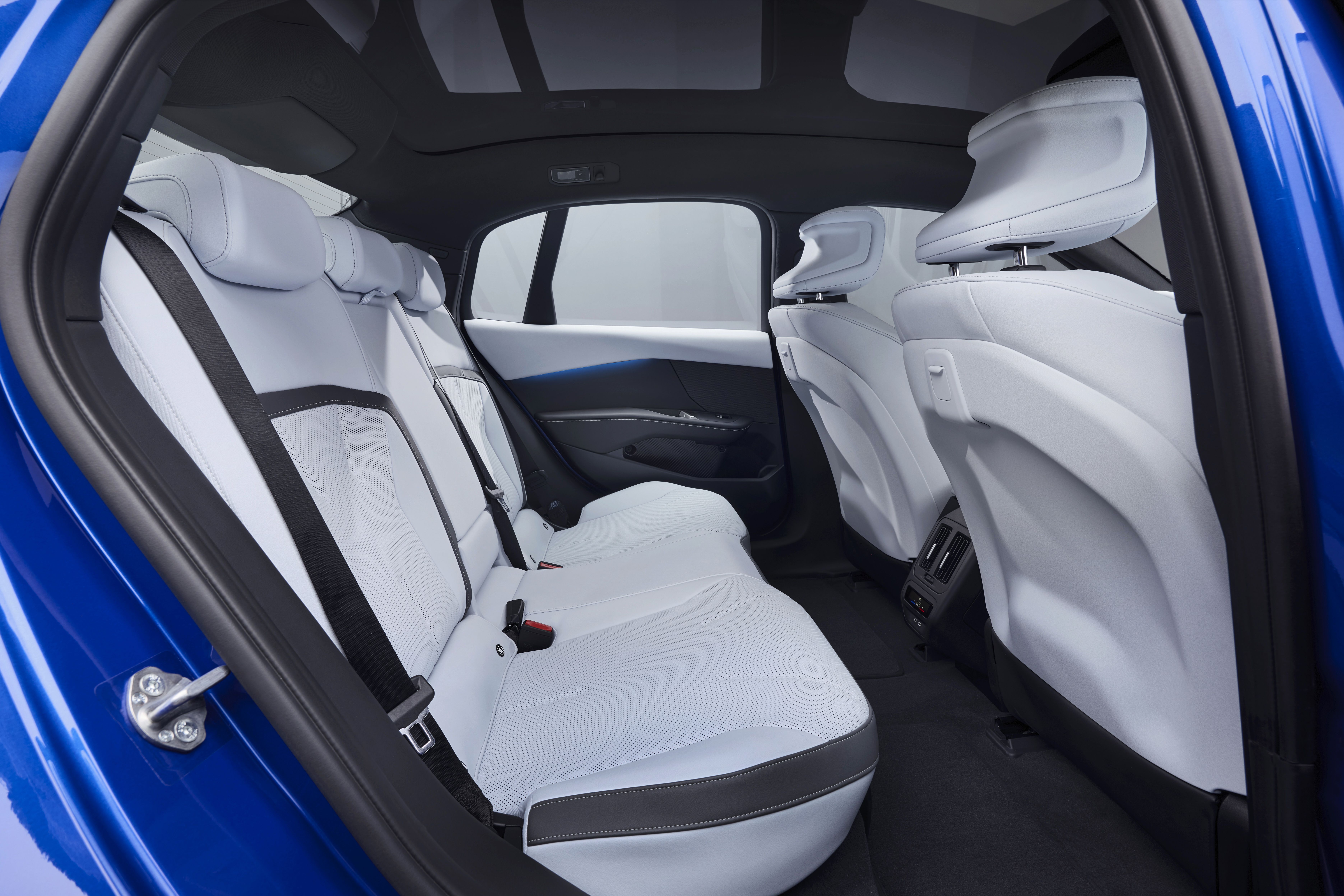 FOTO | BMW aduce rețeta „Neue Klasse” în lumea berlinelor. Ce autonomie și ce performanțe are noul i3 - Poza 14