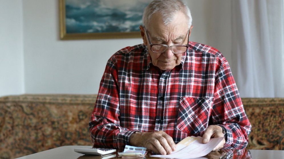 Proiect de lege: Românii și-ar putea „cumpăra” vechimea în muncă