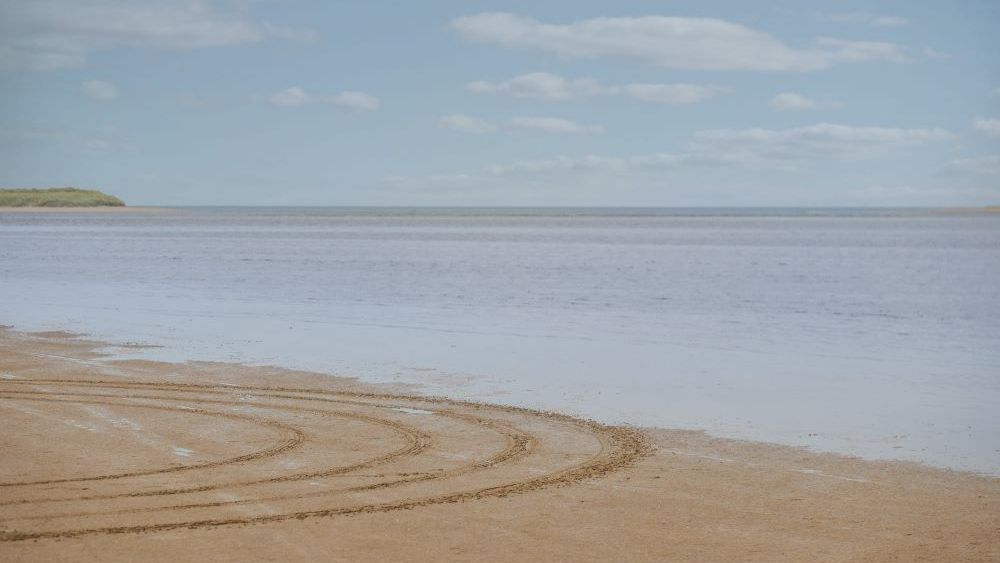 VIDEO | Un român și-a făcut de cap cu mașina pe plajă: amendă de peste 11.000 de lei