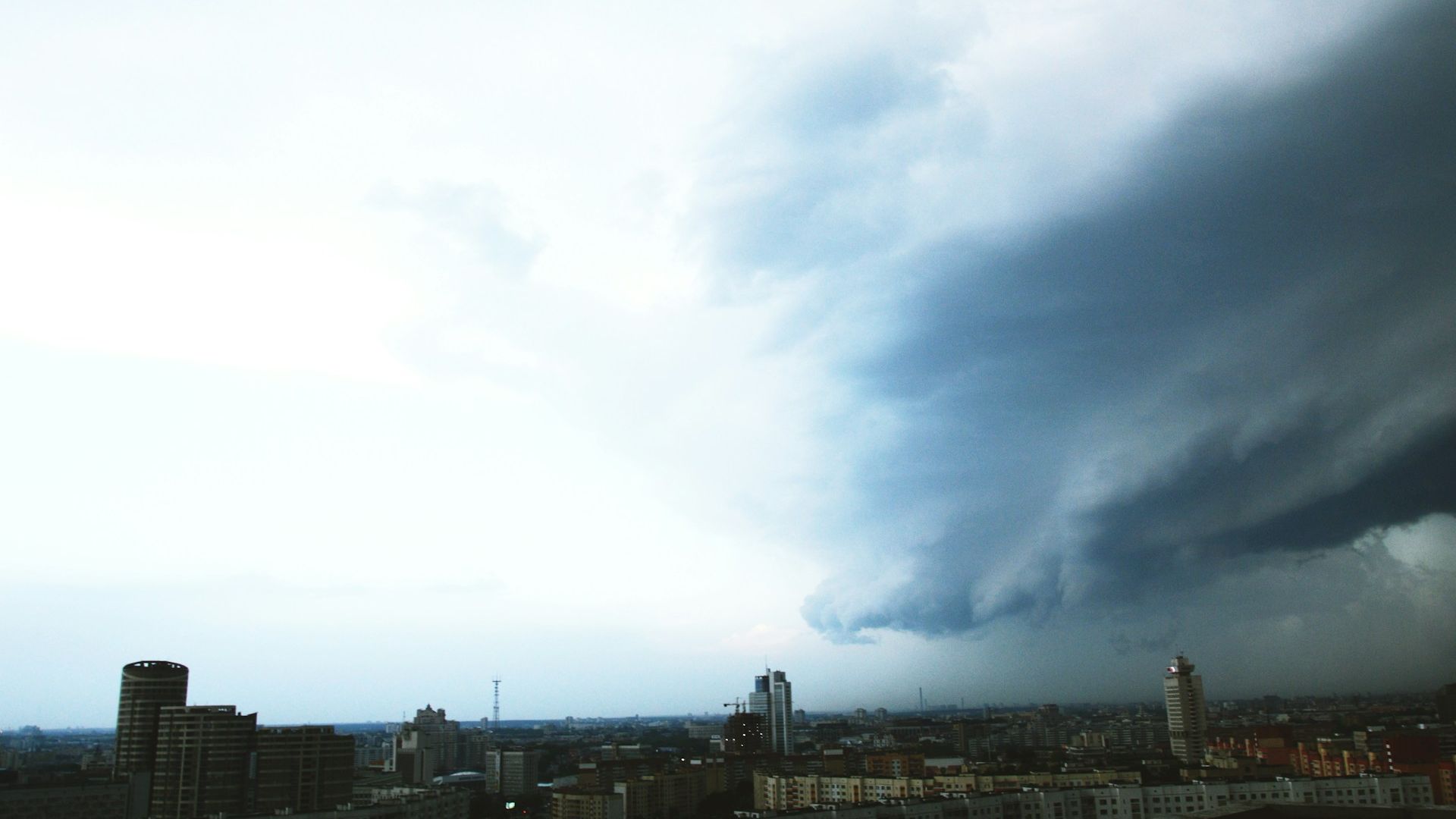 Avertizare meteo: cod galben de furtuni și ploi torențiale în 25 de județe. În București vremea va fi deosebit de caldă