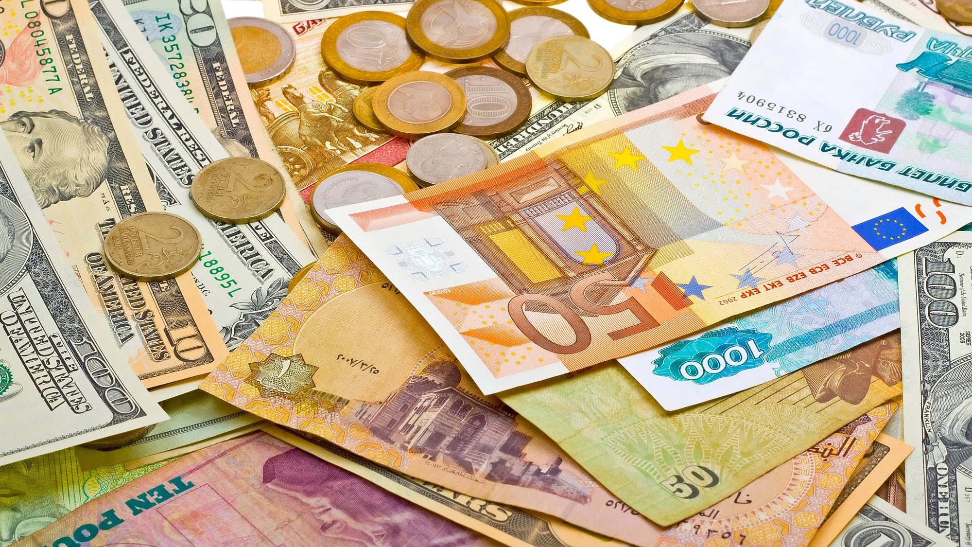 Cursul nu va sta prea mult aproape de 4,6 lei/euro, arata o analiza a Raiffeisen. La cat se va tranzactiona leul in decembrie