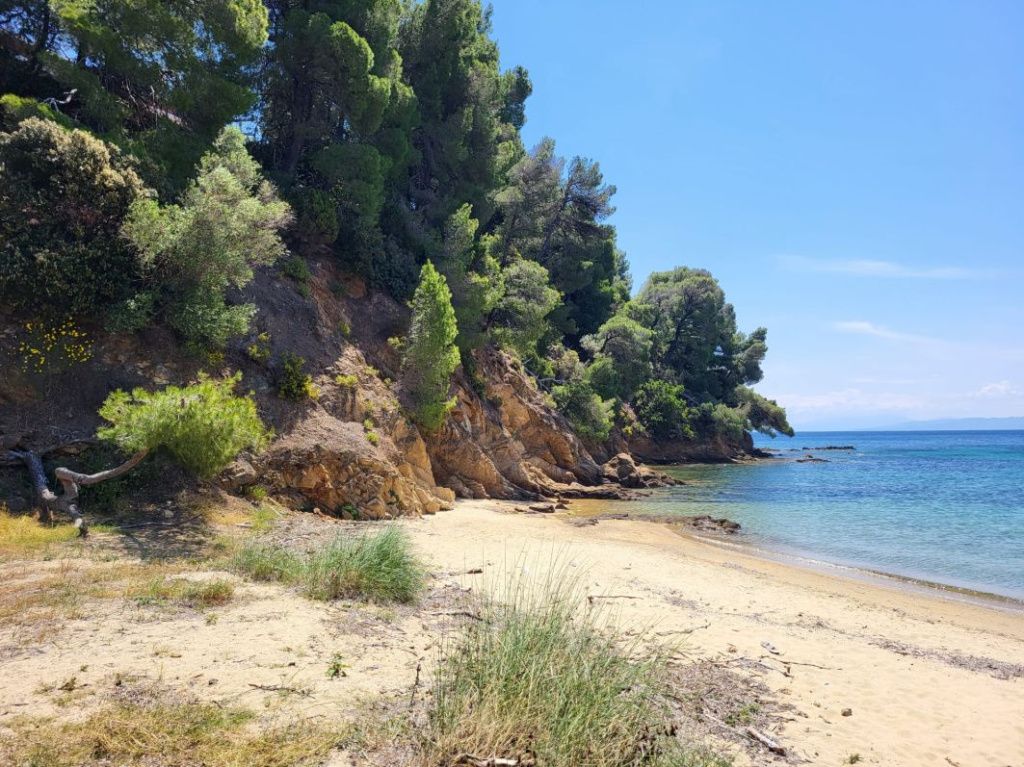 Skiathos, micuța insulă din Marea Egee cu păduri de pin, plaje premiate și povești medievale - Imagine 15