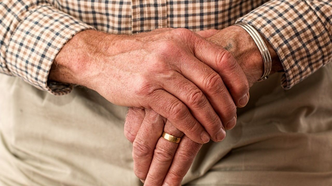 Pensia pentru limită de vârstă 2026: condiții, vârsta de pensionare, stagiul de cotizare și calcul