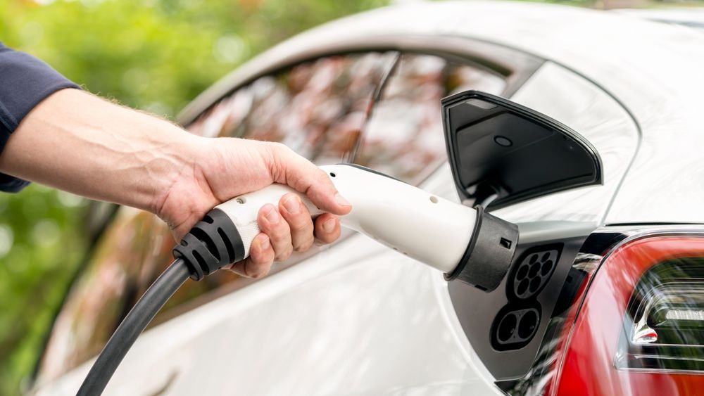 Studiu: Aproape 1 din 3 români și-ar lua o mașină hibridă. Singura problemă este lipsa banilor