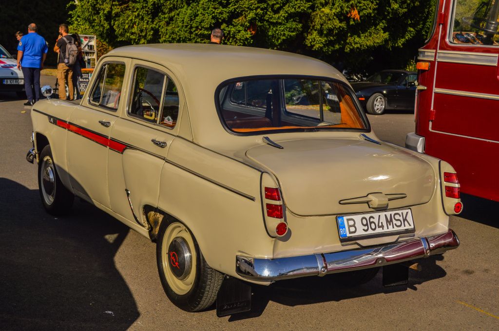 GALERIE FOTO | Mașinile comunismului au făcut baie de mulțime la Operă - Imagine 24