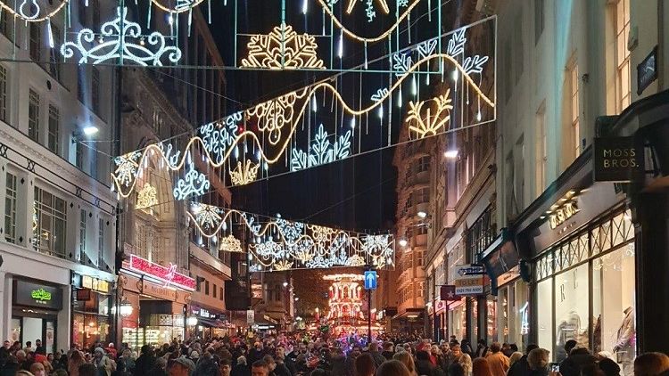 Relaxare în Marea Britanie: târg de Crăciun fără mască și distanțare socială