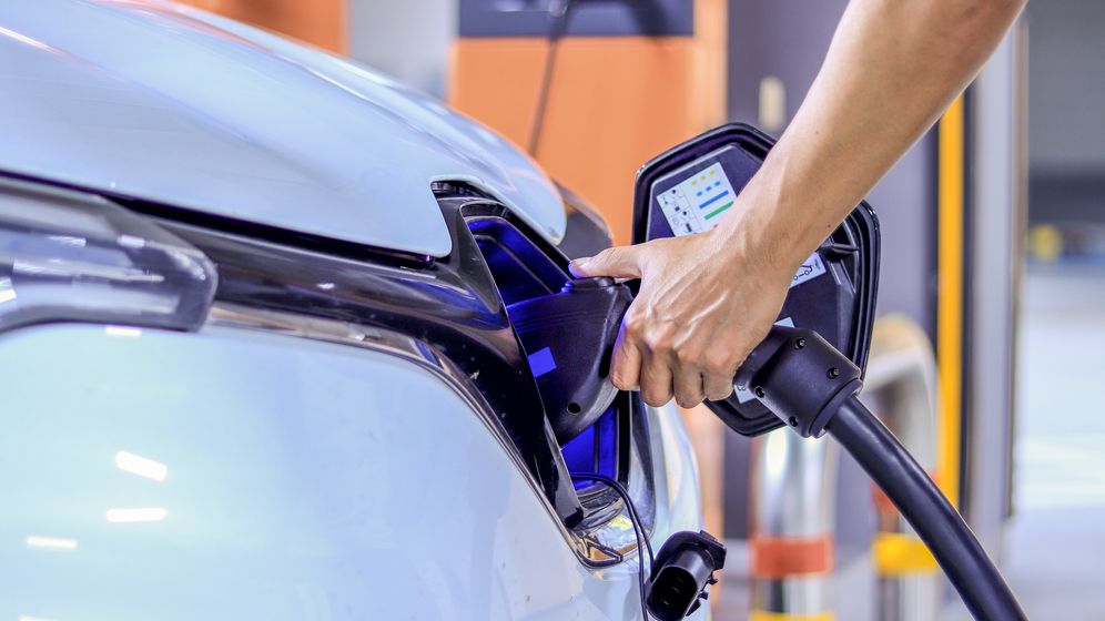 Investiții cumulate de peste 500 de miliarde de dolari pe următorii 5-10 ani în electrificarea mașinilor