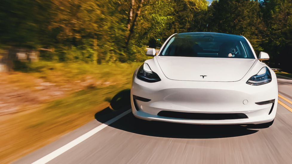 Bloomberg: Producătorul de vehicule electrice Tesla se pregăteşte de potenţiale concedieri