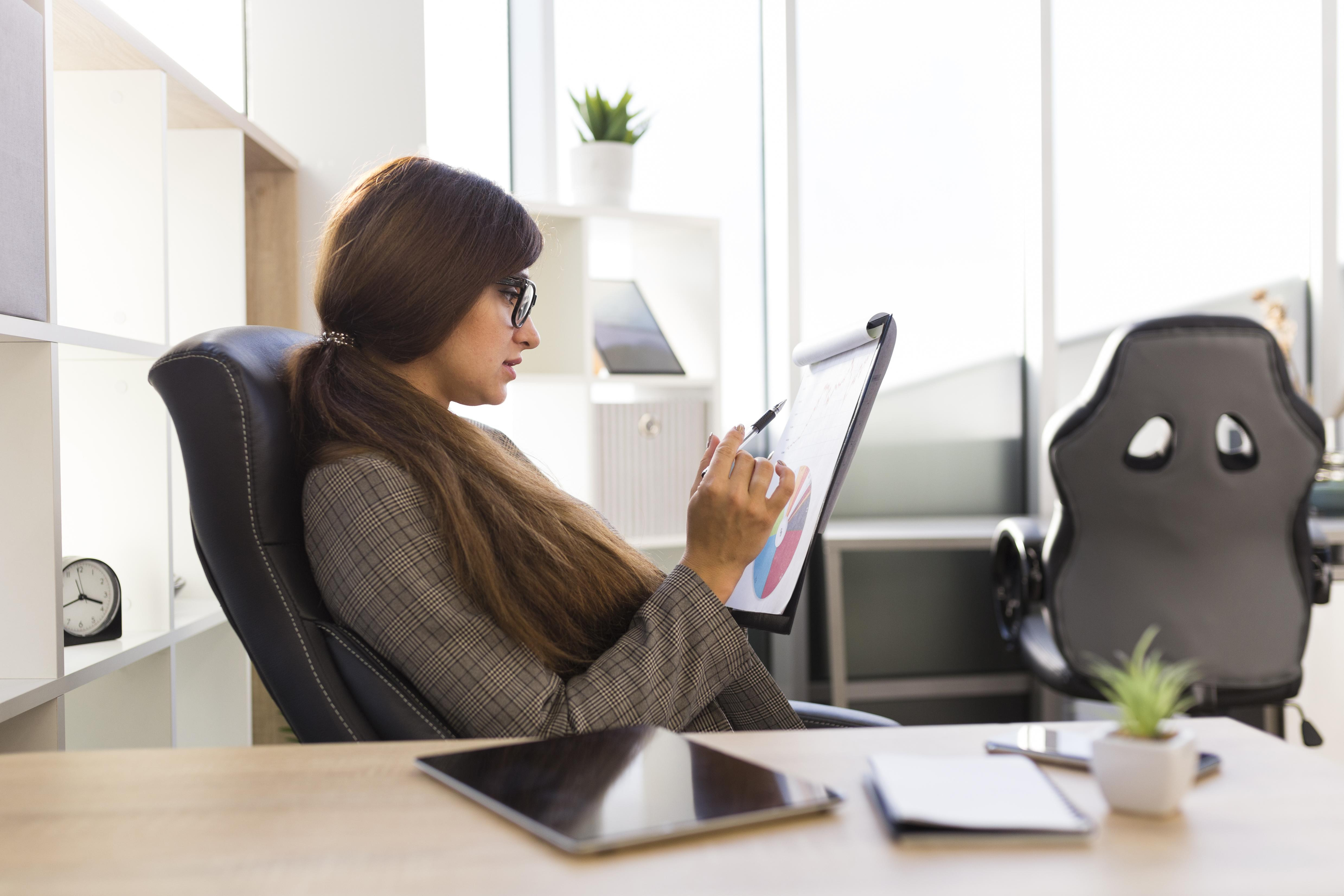 Design și funcționalitate în spațiul de lucru modern: Cum să îmbini ergonomia cu organizarea eficientă