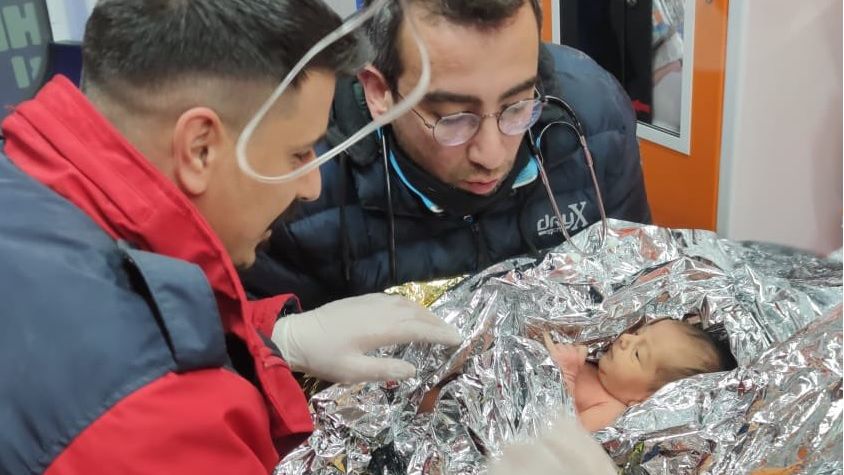 Minunile cutremurului din Turcia și Siria – un băiețel de 10 zile, salvat după patru zile petrecute sub ruine, iar o fetiță s-a născut sub dărâmături