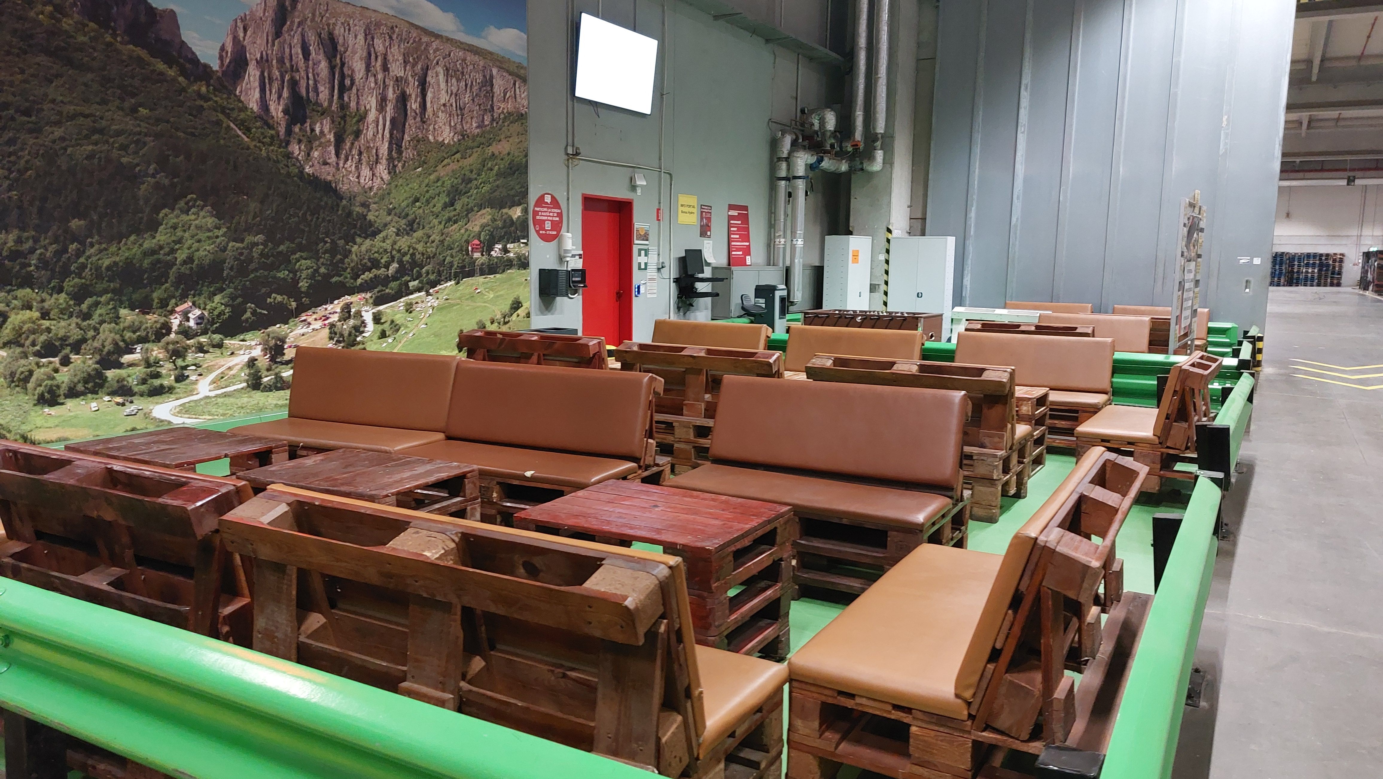 FOTO | ”Mașinăria” din spatele magazinelor Kaufland: Imagini exclusive din centrul logistic de la Turda al nemților - Poza 19