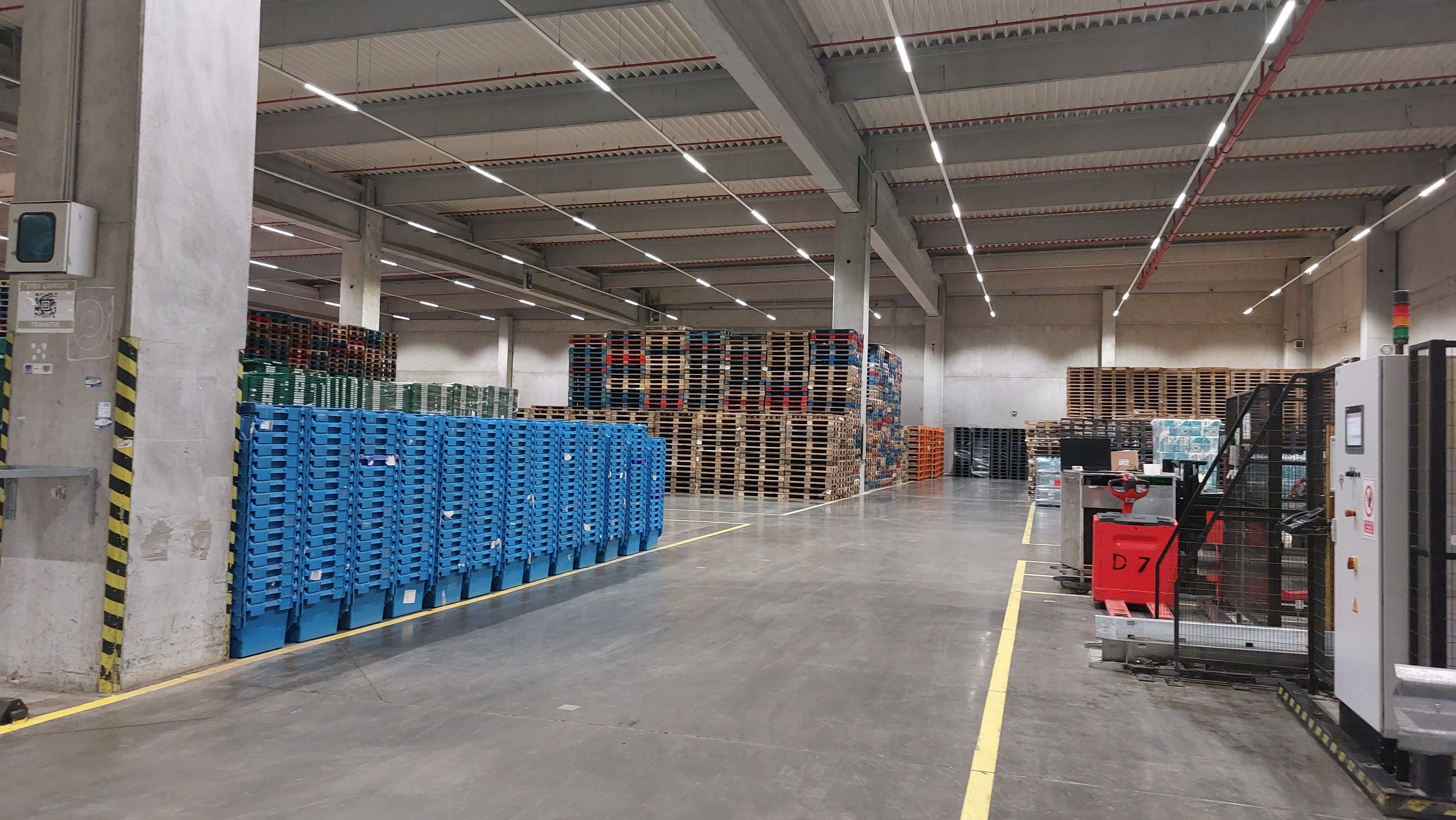 FOTO | ”Mașinăria” din spatele magazinelor Kaufland: Imagini exclusive din centrul logistic de la Turda al nemților - Poza 18