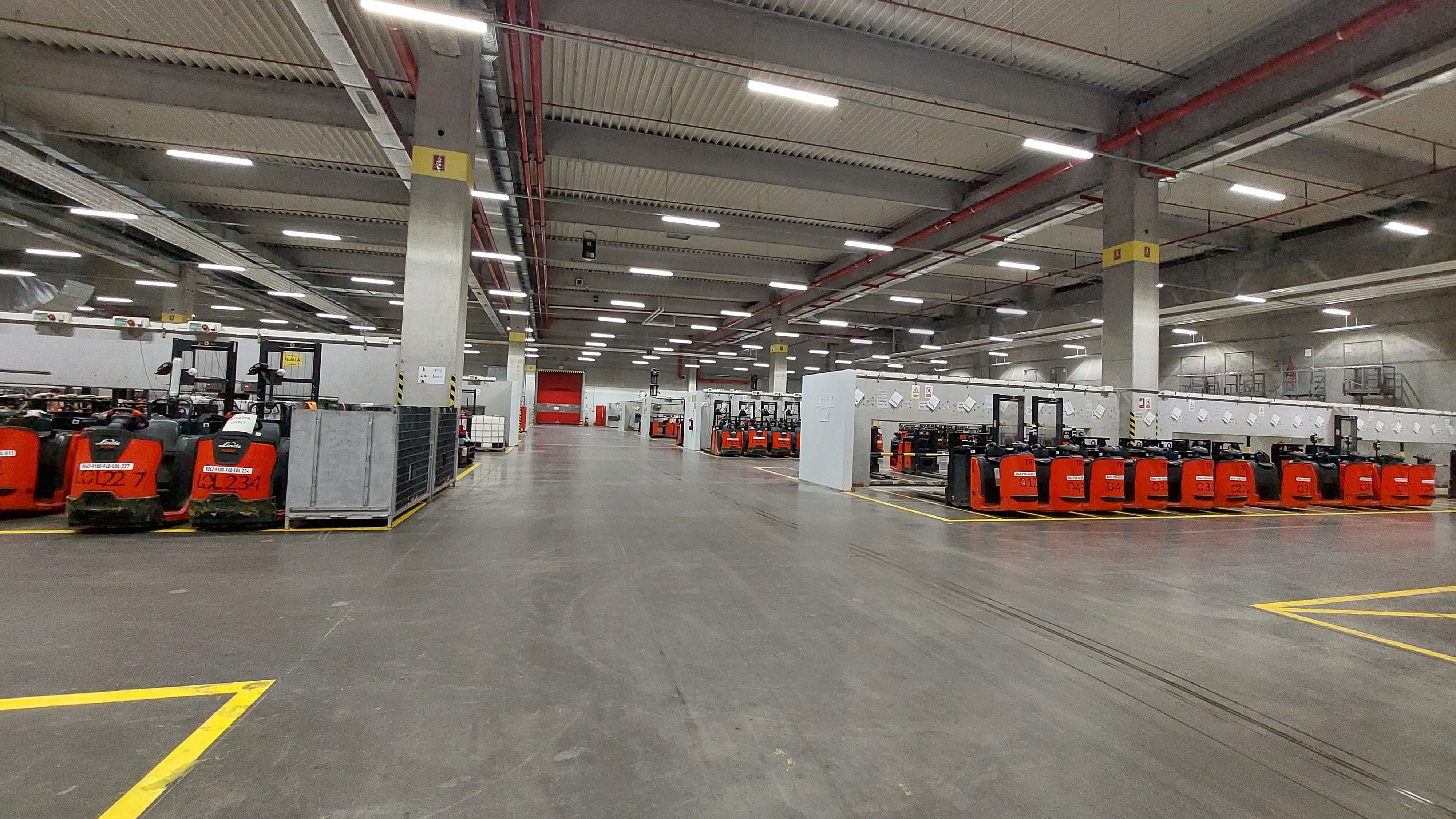 FOTO | ”Mașinăria” din spatele magazinelor Kaufland: Imagini exclusive din centrul logistic de la Turda al nemților - Poza 14