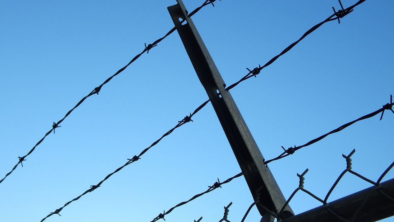 Peste 750 de detinuti protesteaza in 13 penitenciare: 10 dintre ei se afla pe acoperisuri