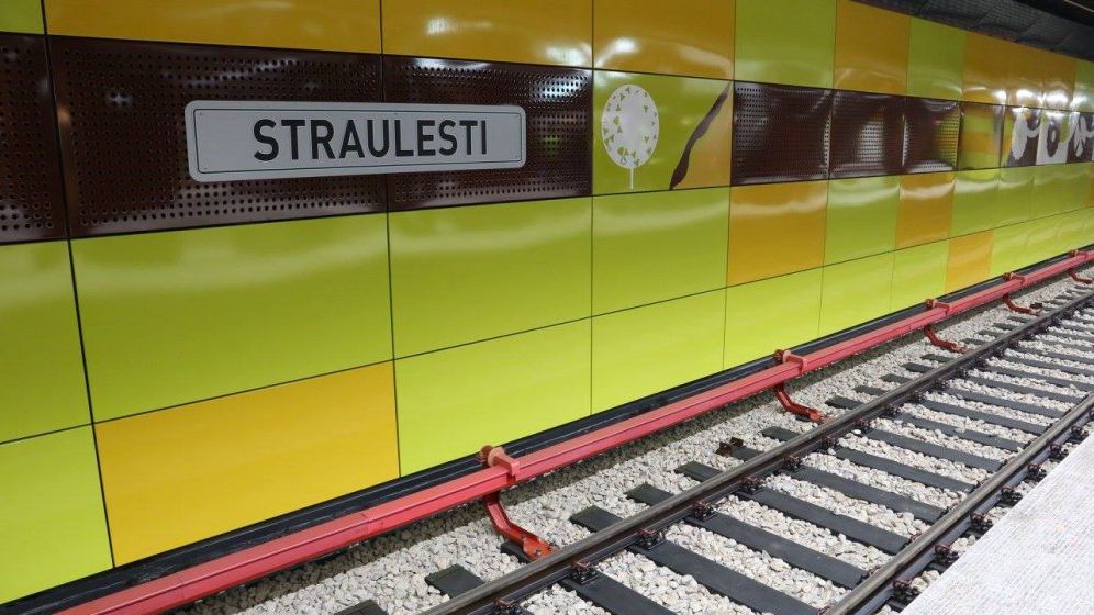 Incident la metrou: Un calator si-a prins piciorul intre usile trenului si a fost lovit de oglinda