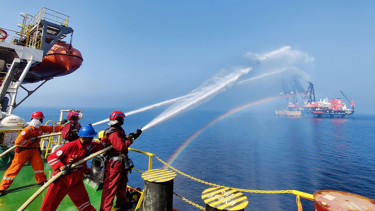 Lucrul pe platforme petroliere: condiții extreme și importanța echipamentului de protecție