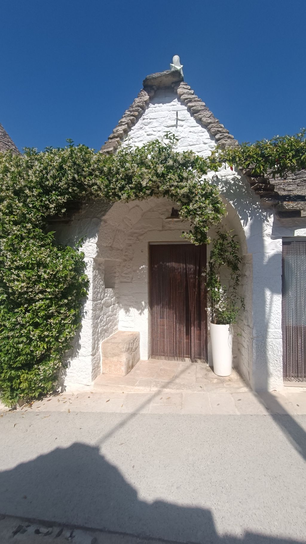 GALERIE FOTO: Alberobello, locul de unde s-au inspirat românii care au construit Castelul de Lut Va - Imagine 17