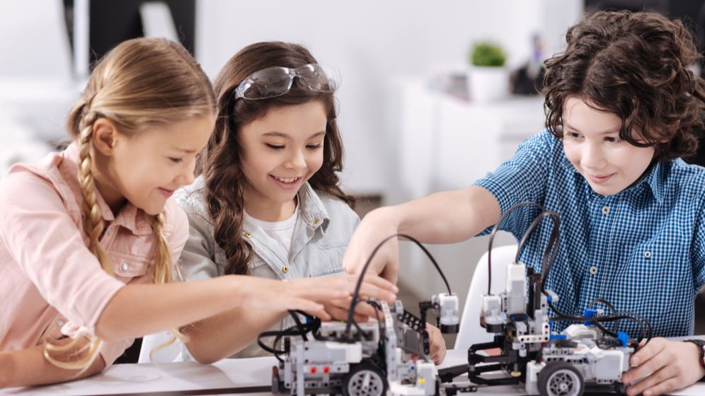 Pandemia a accelerat alfabetizarea digitală. Tot mai mulți copii fac cursuri de robotică și programare