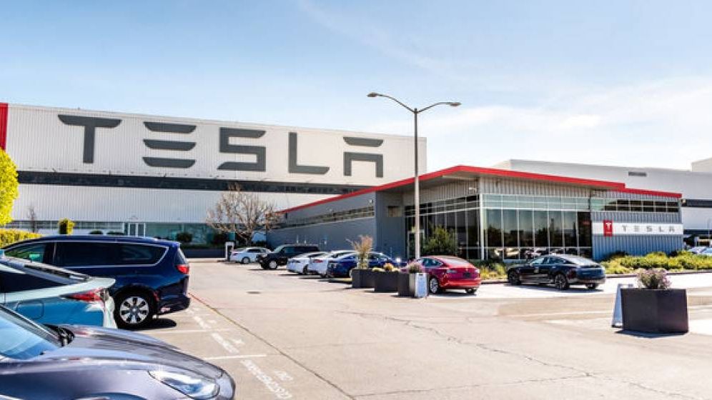 Trump critică în termeni foarte gravi atacurile asupra reprezentanțelor Tesla. Cum îl apără pe Elon Musk