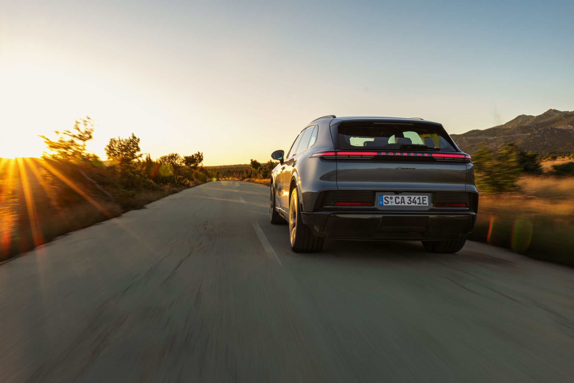 FOTO | Cel mai puternic Porsche din toate timpurile este aici. Noul Cayenne Electric aduce tehnologie futuristă și un preț cu cinci zerouri - Poza 10