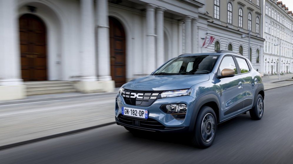 Românii, la coadă pentru cea mai ieftină mașină electrică. Creștere importantă a vânzărilor de Dacia Spring