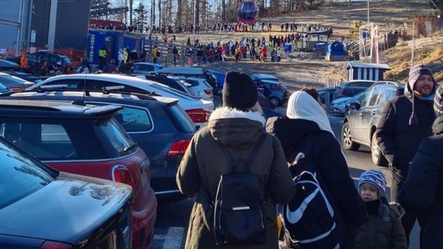 [FOTO] Coadă uriaşă la telegondola Sinaia