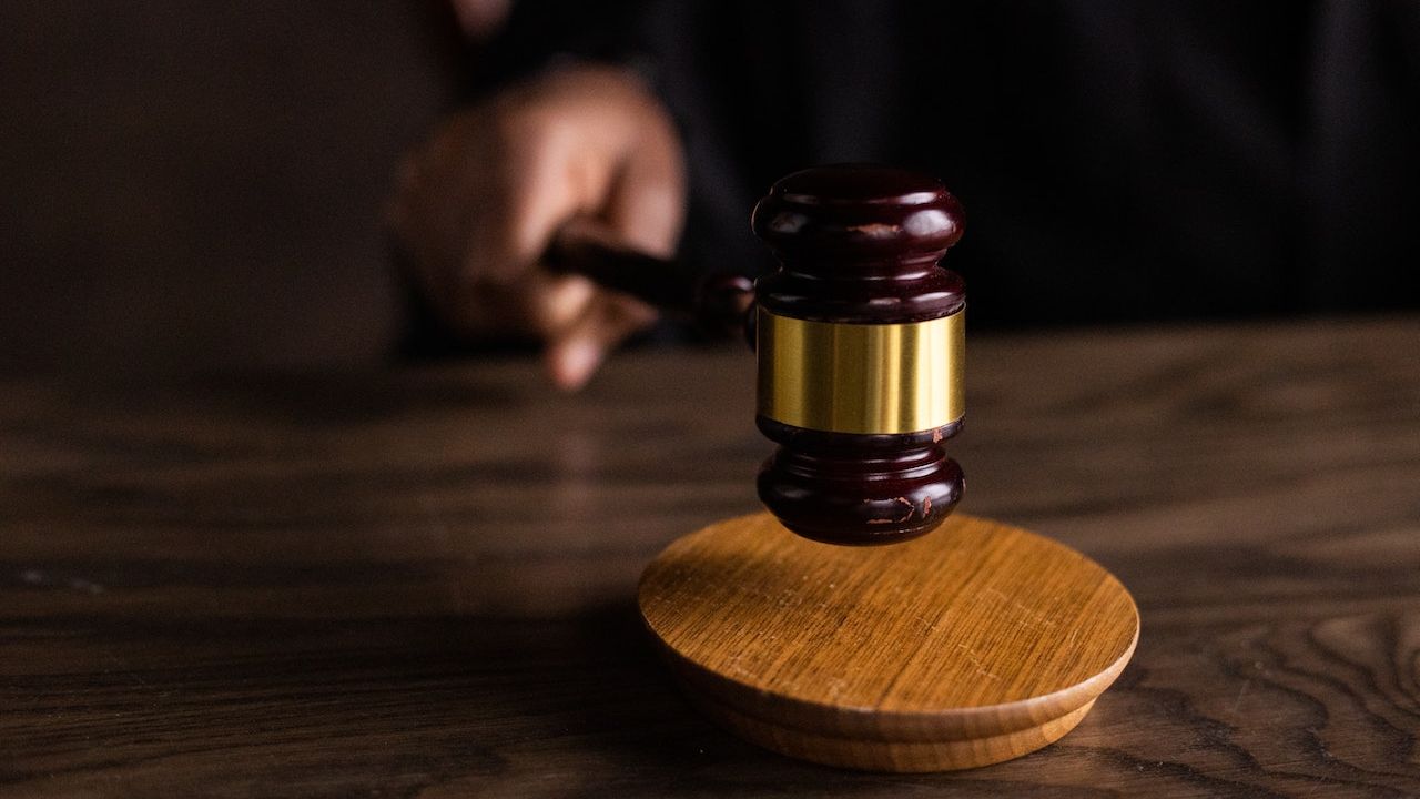Artistul Dan Perjovschi susține că Artmark a scos la licitație o falsă lucrare de-a sa. Casa de licitații îl contrazice: e o pictură de tinerețe