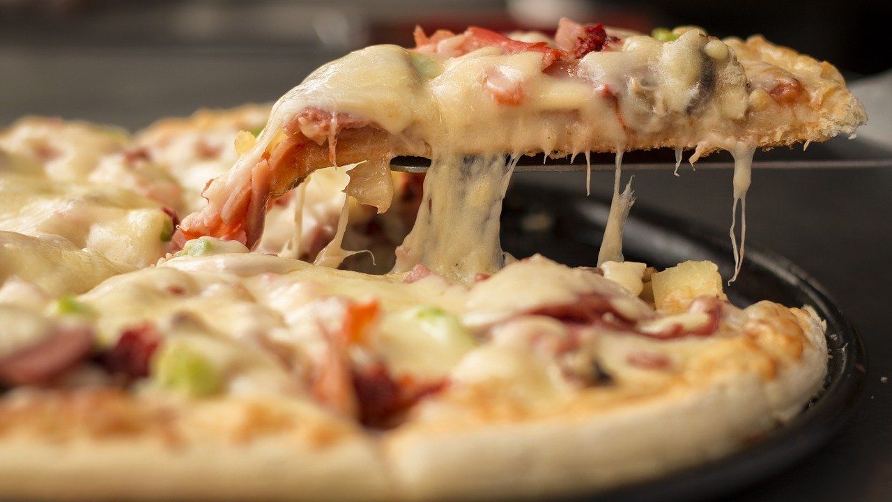 VIDEO | Ideea inedită a unui chef: pizza gătită pe lava unui vulcan