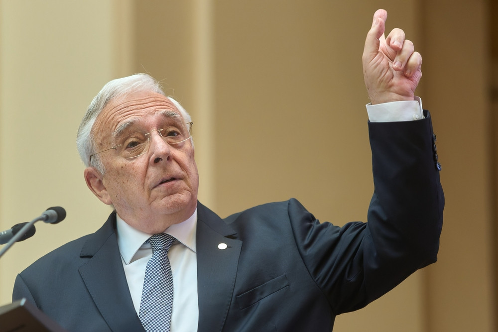 Isărescu cere coaliției să lase „păruielile” și să negocieze: În public trebuie închise toate discuțiile